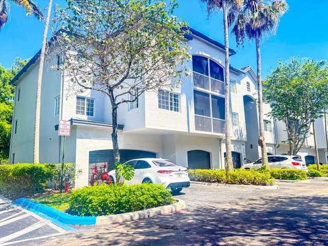 Polo Glen Condo photo 4